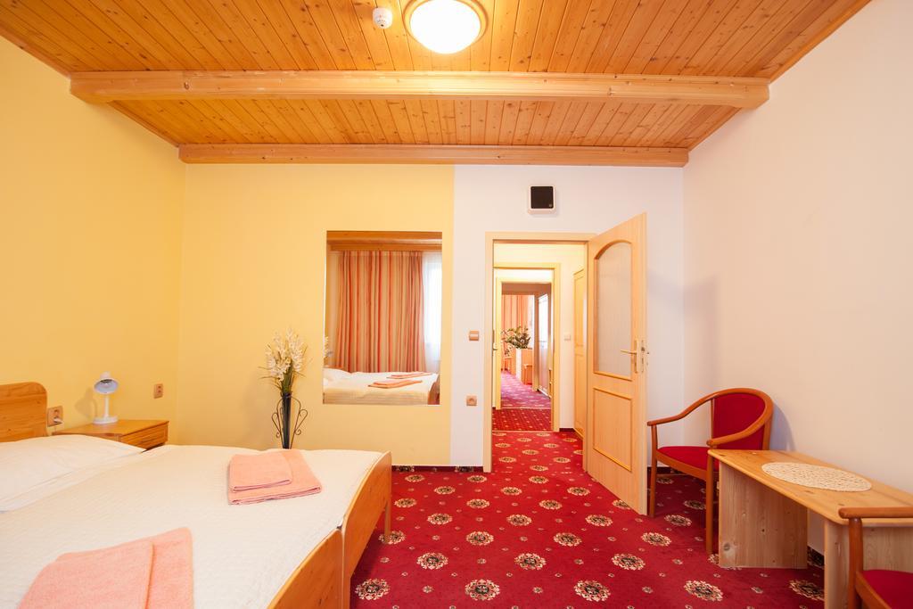 Sport-V-Hotel Hrotovice Quarto foto